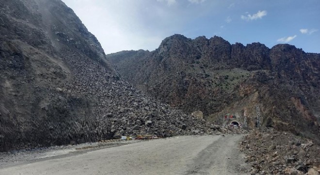  Artvin yolu heyelan nedeniyle kapandı